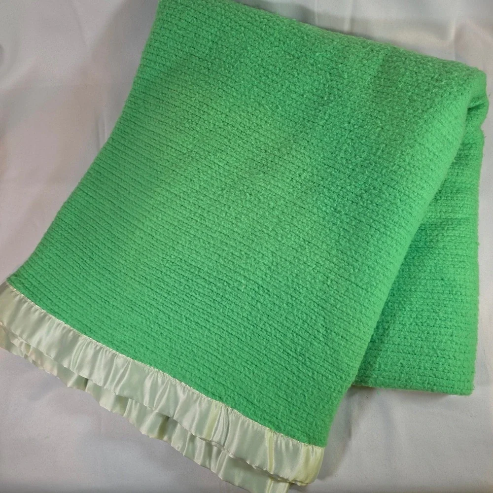 Vintage Kelly Green Waffle Knit Acrylic Blanket Cream Satin Trim 86